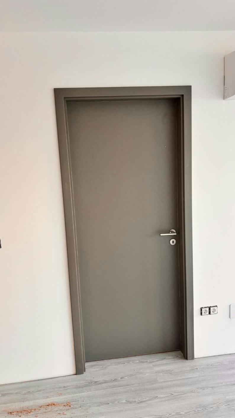 Belső ajtók beépítése folyamatban