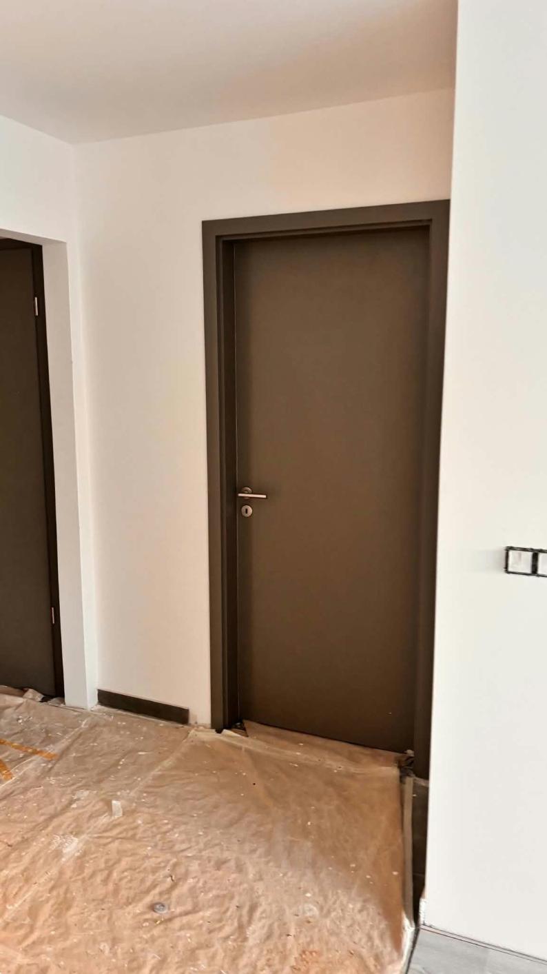 Belső ajtók beépítése folyamatban